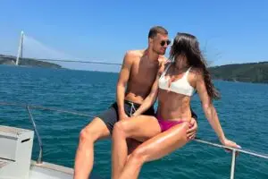 ФОТО | Бакнежот за кој сите зборуваат: Един Џеко ја прослави победата на БиХ над Италија во прегратка на прекрасната сопруга