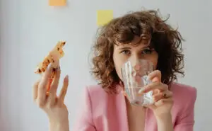 Зошто не е добро да се пие вода за време на јадење и како тоа влијае врз варењето?