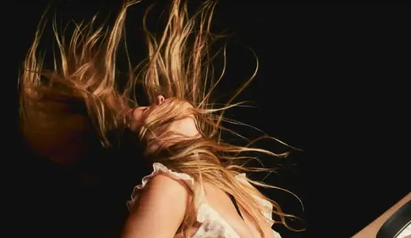 Сидни Свини ја престави новата колекција на „жешка“ долна облека (ФОТО)