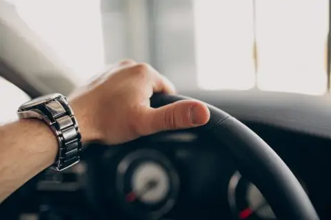 Лажен полицаец одзел возило, нападнал жена и украл куче