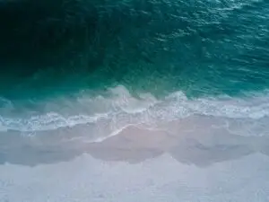 Океаните околу планетата потемнуваат — што се случува?