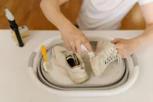 Едноставен домашен трик со кој белите патики ќе ги исчистите како нови