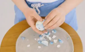 Излупете варено јајце во еден потег — ставете ја оваа состојка во врелата вода и лушпата ќе се одвои сама од себе