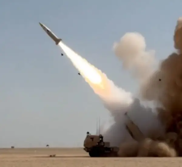 Иран ги таргетира Израел и земјите од Персискиот Залив, пријавени експлозии и во близина на Техеран и Исфахан