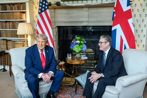 ВИДЕО| Трамп ги исмејуваше Стармер и британските „расипани носачи на авиони“