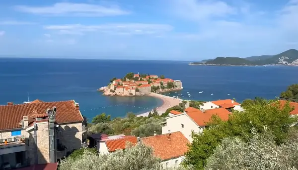 Свети Стефан повторно се буди: по пет години „под клуч“, елитниот комплекс треба да прими гости најдоцна до јуни 2026