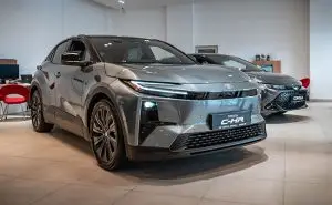 Во салонот на Toyota пристигна целосно-електричниот C-HR+