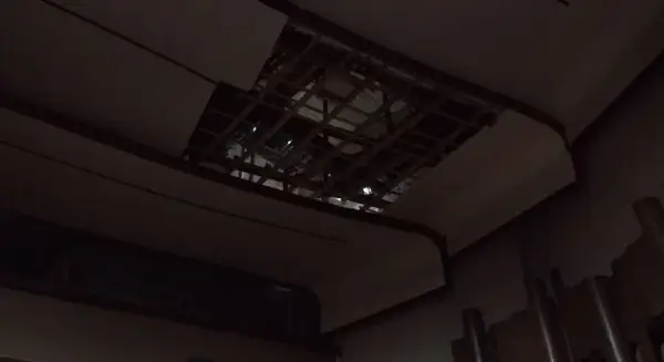 Се урна дел од таванот во салата на Центарот за култура во Битола – настаните откажани