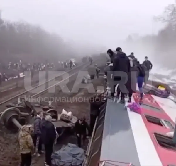(ВИДЕО) ВОЗ ИЗЛЕТА ОД ШИНИТЕ ВО РУСИЈА: Десетици патници се повредени