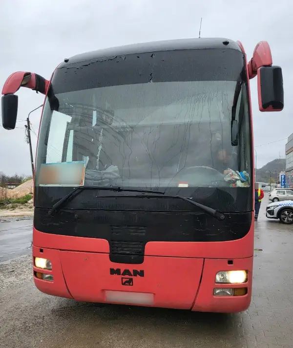 Санкциониран возач на автобус, кој со неисправни сопирачки возел двојно повеќе деца од дозволеното