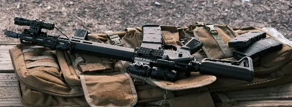 ДЕВОЈКА ПРОНАЈДЕ ТОРБА СО ОРУЖЈЕ ПРЕД КУЌАТА НА ГРАДОНАЧАЛНИКОТ НА ЛОНДОН Нема да верувате кој ја „заборавил“ торбата таму