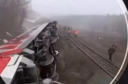 Видео: Најмалку 35 луѓе повредени во железничка несреќа во Русија