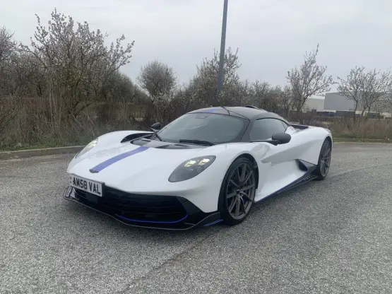 Зад воланот на милионскиот „Астон Мартин“: суперавтомобил за „обични“ возачи