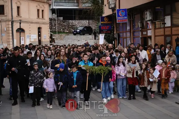 Сабота на радости и среќа, по повод „Лазаревото Воскресение“ (Лазарева Сабота) во Кичево денес се одржа свечена поворка со традиционални каланди