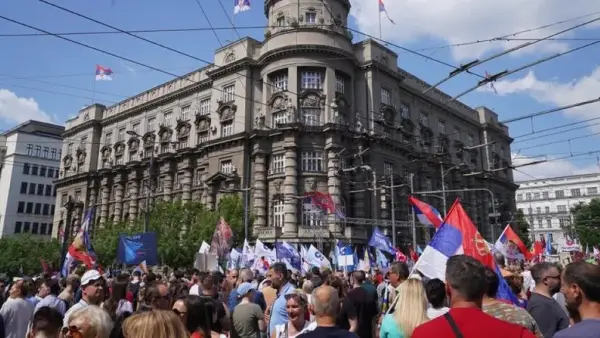 Српските студентите пред полицијата бараат слобода за приведените колеги