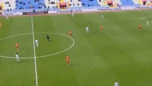 ВИДЕО | Ремек-дело во Турција: Голман даде гол од 80 метри!