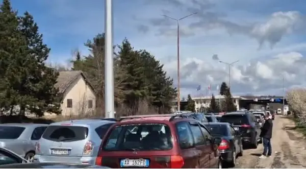 АЛБАНСКИ ГРАЃАНИ НАВАЛИЈА КОН МАКЕДОНИЈА ПО ГОРИВО И ХРАНА - На „Ќафасан“ се чека по два часа за влез