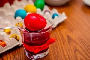 Со овој трик на нашите баби, ќе ги добиете најубавите црвени велигденски јајца