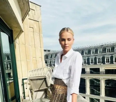 ФОТО: Витка линија и жолто бикини, Шарлиз Терон (50) им пркоси на годините