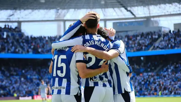 Сцена која топи срца: 19-годишно момче дебитираше за Реал Сосиедад, па доби пречек од соништата!