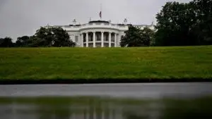 Тајната служба истражува извештаи за пукање во близина на Белата куќа додека Трамп бил таму