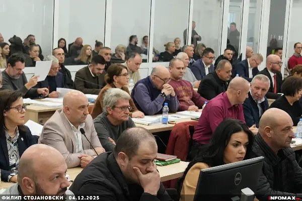 Починатиот Александар ниту работел во „Пулс“, ниту имал здравствено осигурување додека се водел како управител на фирмата