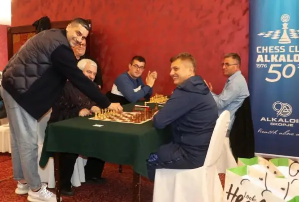 ШК Алкалоид славеше со играчите – пехарите за Николовски и Георгиев