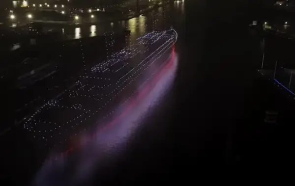 Спектакуларна глетка на небото: Речиси 1.000 дронови го оживеаја „Титаник“ (ВИДЕО)