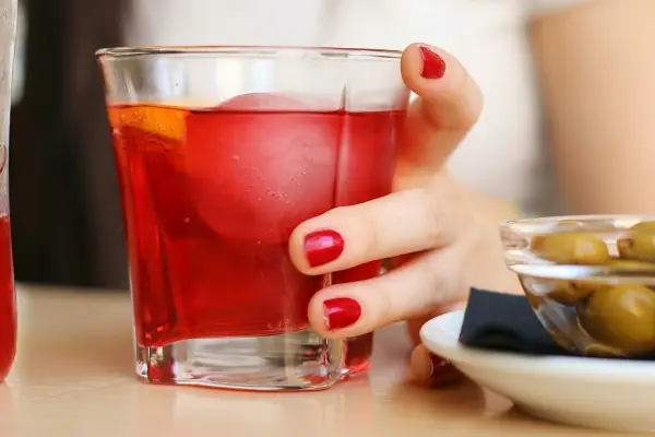 Џин наместо сода: Како грофот Негрони создаде барска историја