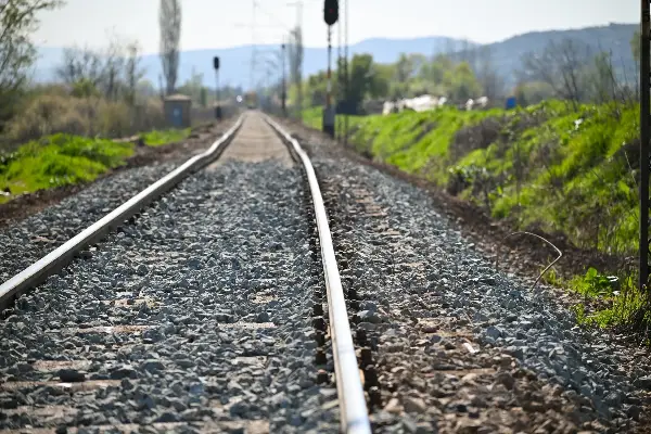 Мигрант од Алжир тешко повреден во Гевгелија: Воз му ја прегазил ногата