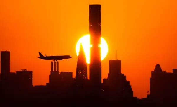 Незаборавен лет кон Њујорк: Жена се породи во авион, контролорот ги насмеа сите со предлог за името 