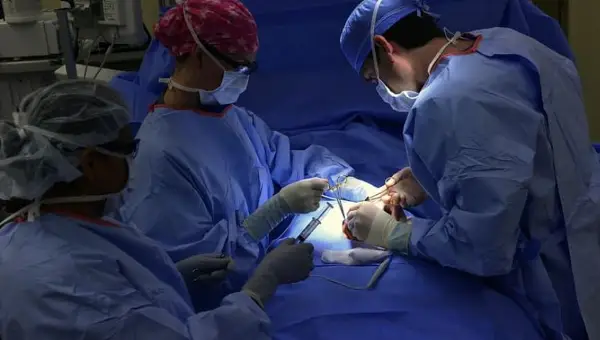 Гркинка му верувала на гинекологот, но по интервенцијата трпела огромни болки- во стомакот ѝ нашле метален инструмент