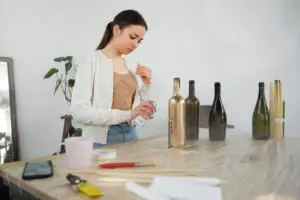 ВИДЕО | Престанете да ги фрлате празните шишиња вино – еве што може да направите со нив