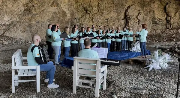 Ехо од гласови под Жеден планина: Хорски концерт во срцето на Пештер