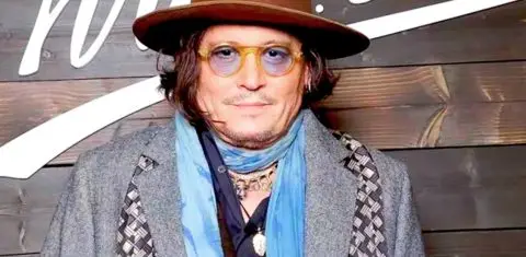 Џони Деп го претстави својот бренд на алкохолен пијалак откривајќи ја симболиката на неговото име