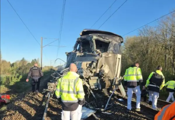 Брз воз се судри со воен камион во северна Франција, машиновозачот загина