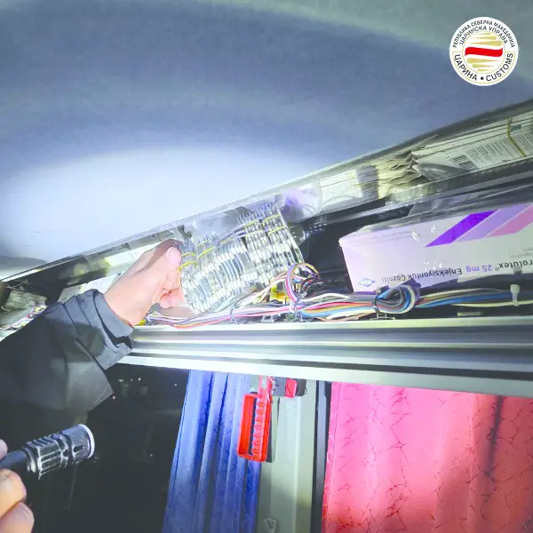 🎥 ШПАНЕЦ ФАТЕН СО ПИРСИНЗИ НА СКОПСКИОТ АЕРОДРОМ Откриен шверц на 16.000 лекови, забни импланти, златен накит…