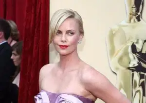 ФОТО | Шарлиз Терон во топ форма на 50 – холивудската ѕвезда ја покажа својата совршена фигура во бикини на Хаваите