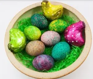 ФОТО+ВИДЕО | Со кромид, ориз, шлаг… Најубавите природни бои за вапсување на велигденските јајца