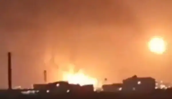 🎥 ГОРИ НАЈГОЛЕМИОТ ИНДУСТРИСКИ КОМПЛЕКС ВО САУДИСКА АРАБИЈА Иран го нападна Ал Џубаил, Ријад тврди дека штетата е од соборени проектили