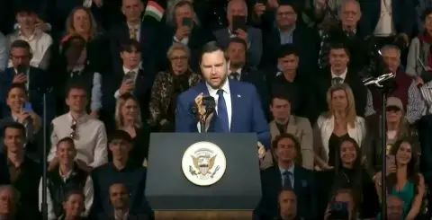 Џеј Ди Венс оствари телефонски повик со Трамп додека беше на говорница на митинг во Унгарија