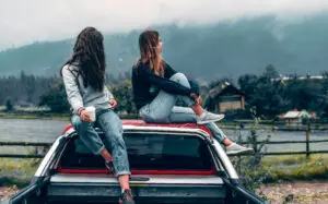 Топ комбинации со фармерки за модерен изглед во секоја пригода – oд кежуал варијанти до врвна елеганција