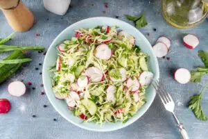 Рецепт за најосвежувачката здрава салата со млад кромид и ‘рдоква