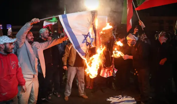 Иранците излегоа на улиците и ги запалија знамињата на САД и на Израел 