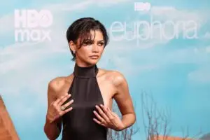 ФОТО | Зендаја во заводливо издание на премиерата на „Еуфорија“ – се појави во долг фустан со отворен грб