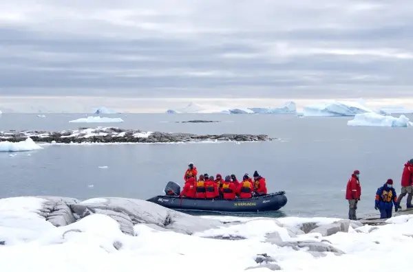 Топењето на мразот ќе ги открие ресурсите на Антарктик – кој има право на нив?