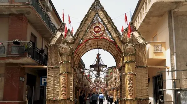 Катедрали од леб високи 10 метри - неверојатни градби што секоја година никнуваат во Јужна Италија