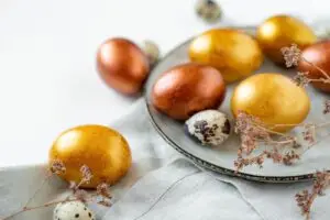 Како да ги обоите велигденските јајца во луксузна злата нијанса