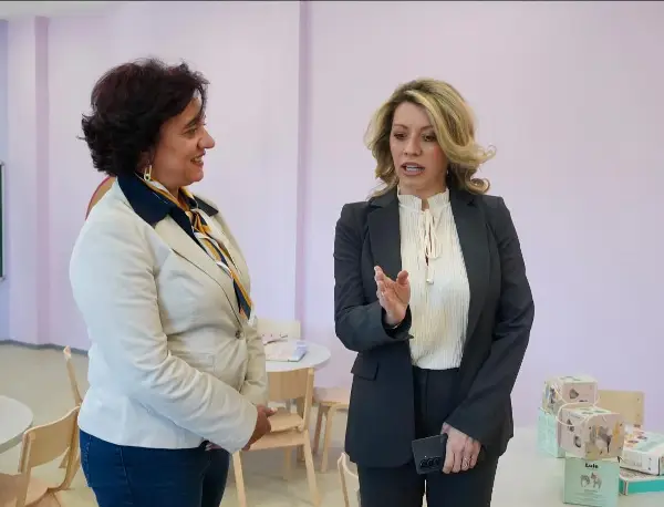 Сопругата на премиерот, Рози Мицкоска, подари играчки за дечињата во новата градинка во Потстаница