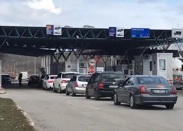 Жители на Албанија пазарат во Струга, купуваат храна и полнат бензин